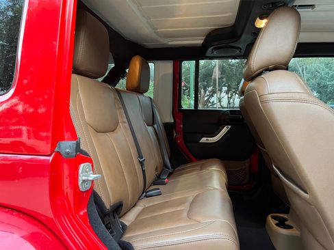 Used 2013 Jeep Wrangler Unlimited Rubicon image 33