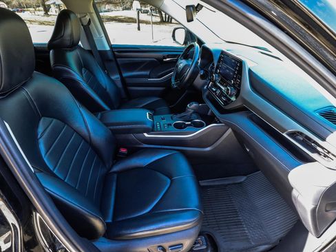 Used 2021 Toyota Highlander XLE image 44