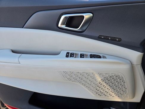 Used 2025 Kia Carnival EX image 20