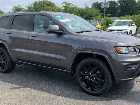 Used 2019 Jeep Grand Cherokee Altitude AWD/4WD image 2