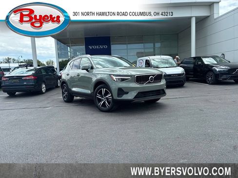 Used 2024 Volvo XC40 B5 Core AWD/4WD image 1