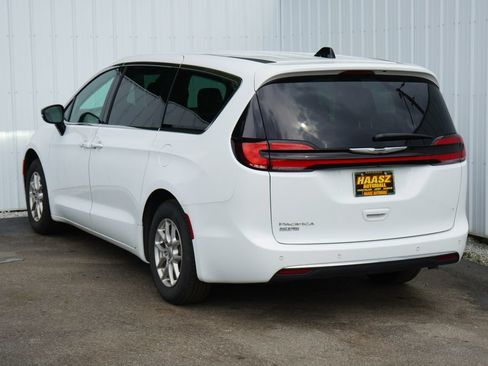Used 2025 Chrysler Pacifica Select FWD image 4