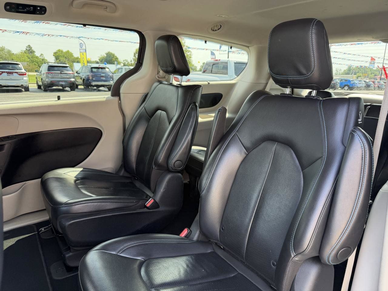 Used 2021 Chrysler Pacifica Touring-L FWD image 17