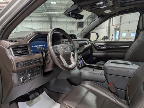 Used 2023 GMC Yukon Denali w/ Advanced Technology Package image 14