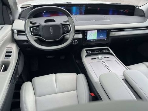 Used 2025 Lincoln Navigator Reserve AWD/4WD image 11