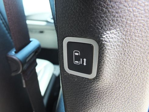 Used 2024 Chrysler Pacifica Limited FWD image 17