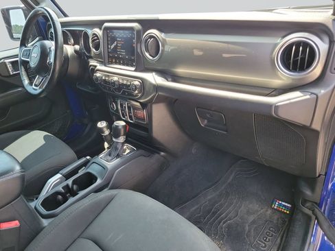 Used 2018 Jeep Wrangler Unlimited Sahara AWD/4WD image 36