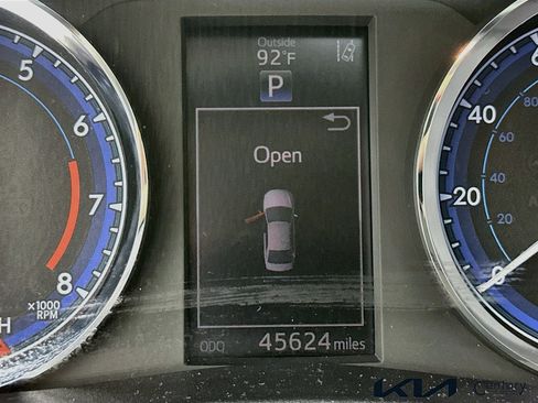 Used 2017 Toyota Corolla SE w/ SE Premium Package FWD image 12