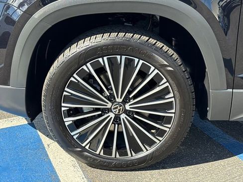 Used 2025 Volkswagen Taos SE image 10