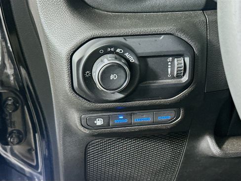 Used 2023 Jeep Wrangler Unlimited Sahara AWD/4WD image 16