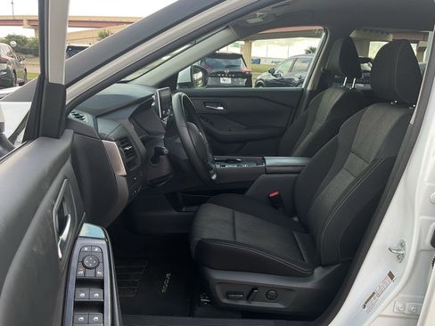 Used 2025 Nissan Rogue SV FWD image 12