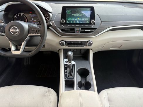 Used 2025 Nissan Altima 2.5 SV FWD image 30