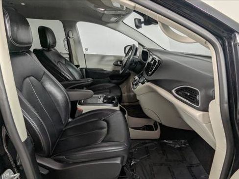 Used 2024 Chrysler Pacifica Touring-L image 21