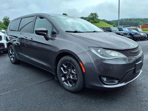 Used 2019 Chrysler Pacifica Touring Plus w/ S Appearance Package FWD image 4