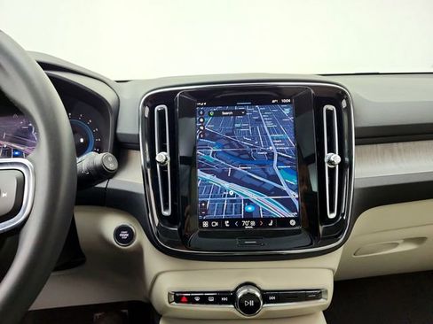 Certified 2023 Volvo XC40 B5 Plus AWD/4WD image 27