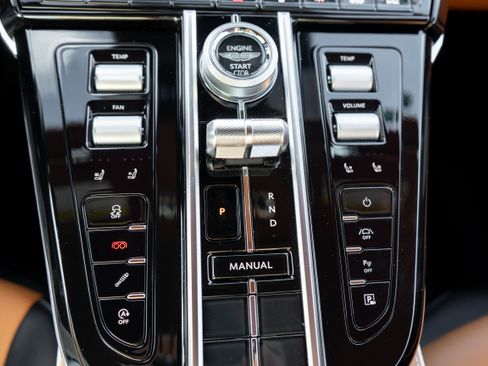 Used 2025 Aston Martin V8 Vantage Coupe image 23