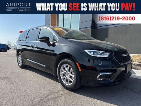 Used 2024 Chrysler Pacifica Touring FWD image 1
