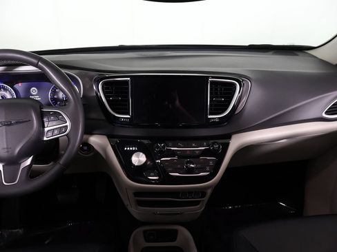 Used 2024 Chrysler Pacifica Touring-L FWD image 47
