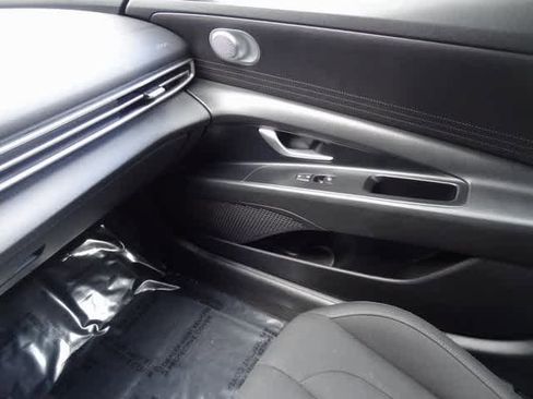Used 2023 Hyundai Elantra SEL image 33
