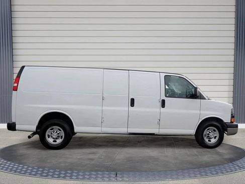 Used 2018 Chevrolet Express 3500 Extended w/ Driver Convenience Package image 8