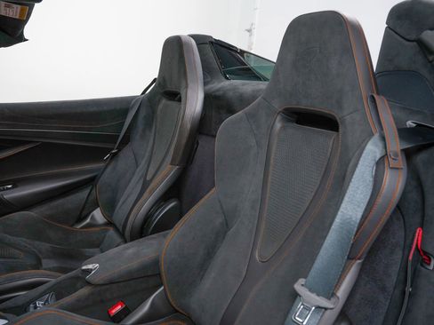 Used 2024 McLaren 750S Spider image 39