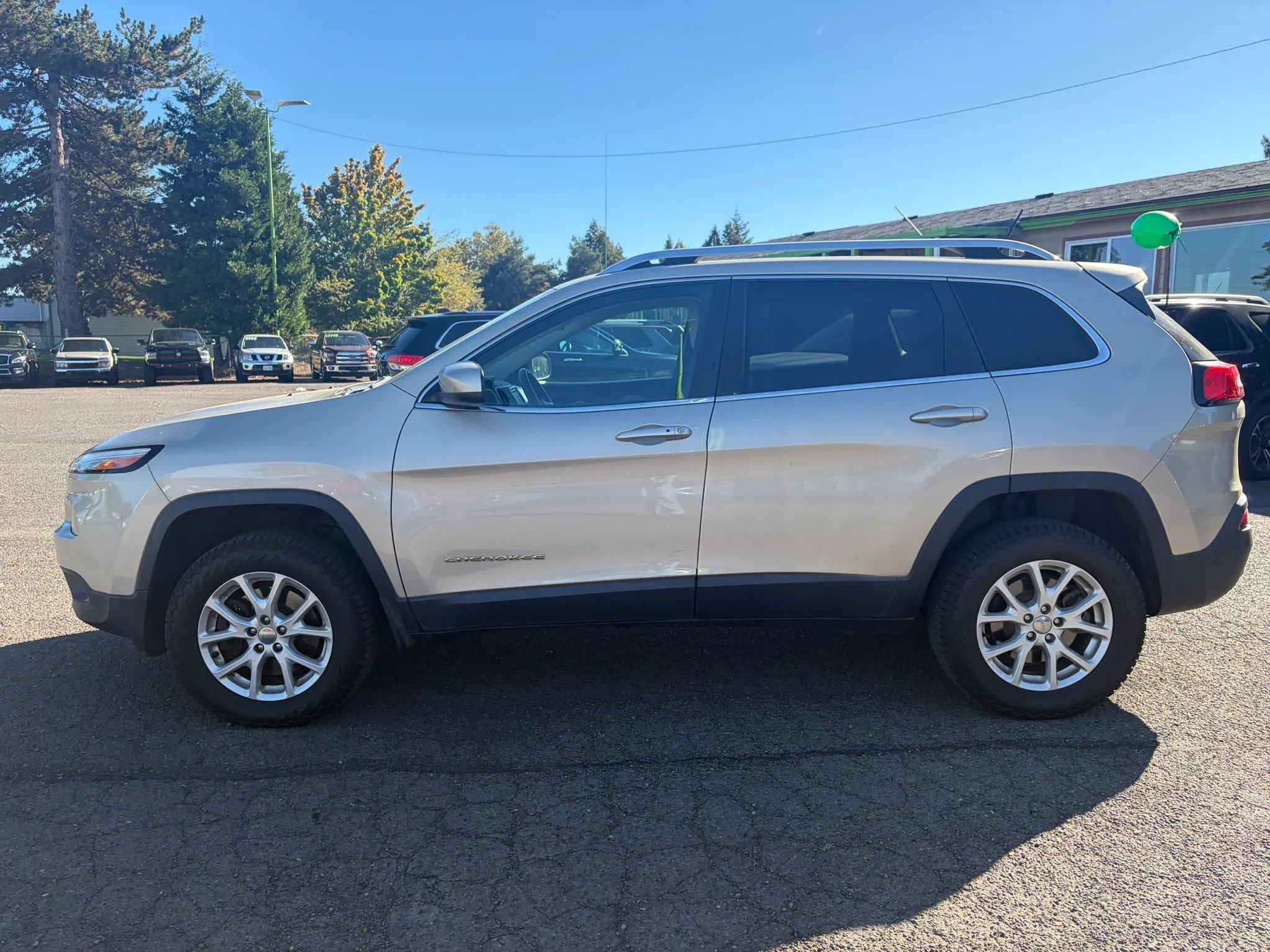 Used 2015 Jeep Cherokee Latitude w/ Comfort/Convenience Group AWD/4WD image 4