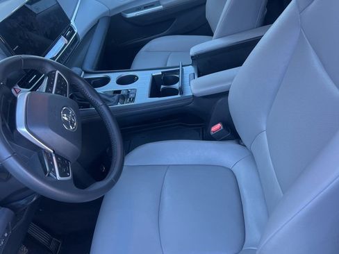 Used 2025 Toyota Sienna XLE image 6