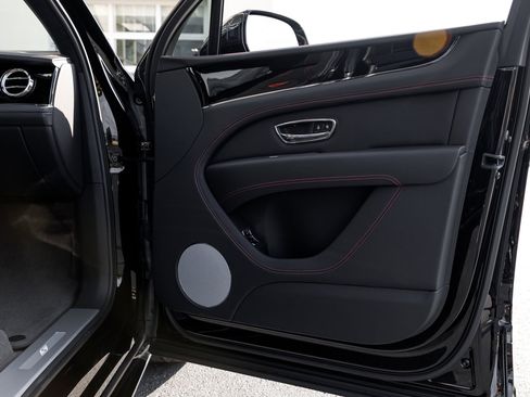 Used 2024 Bentley Bentayga image 46