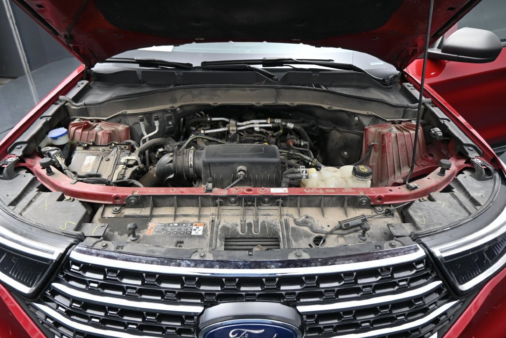 Used 2021 Ford Explorer XLT w/ Equipment Group 202A AWD/4WD image 30