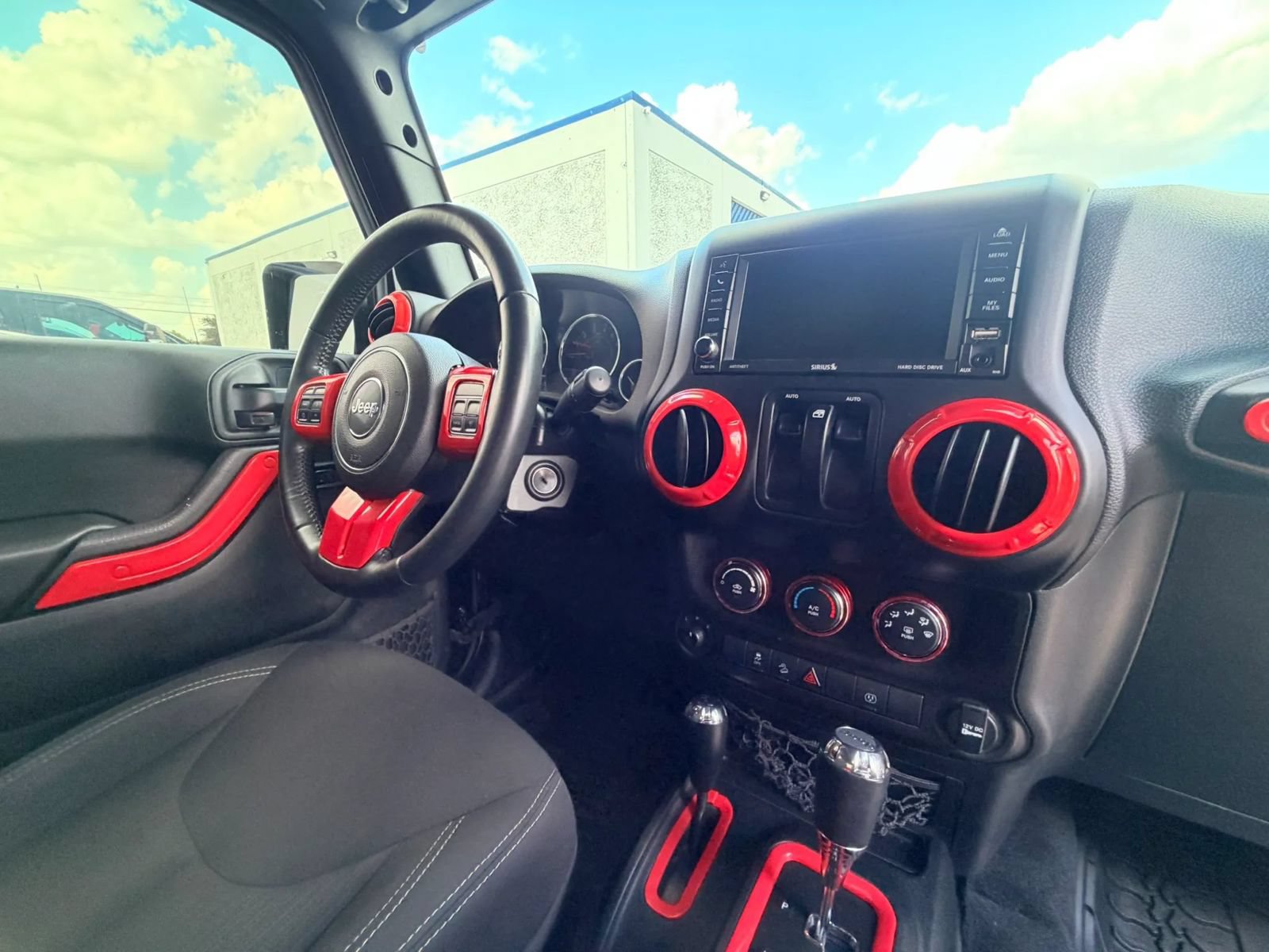 Used 2017 Jeep Wrangler Sahara w/ Connectivity Group AWD/4WD image 18