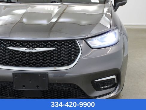 Used 2023 Chrysler Pacifica Touring image 7