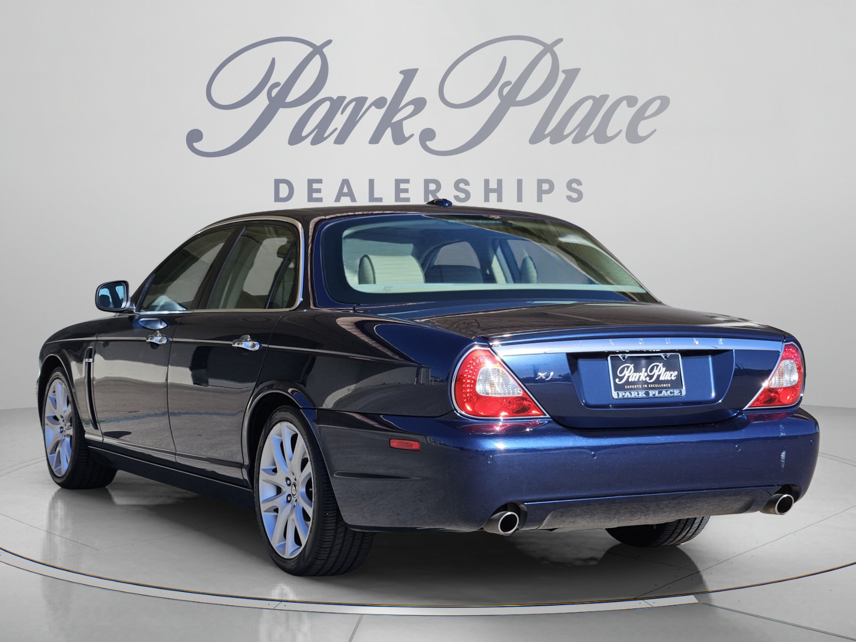 Used 2009 Jaguar XJ8 RWD image 3