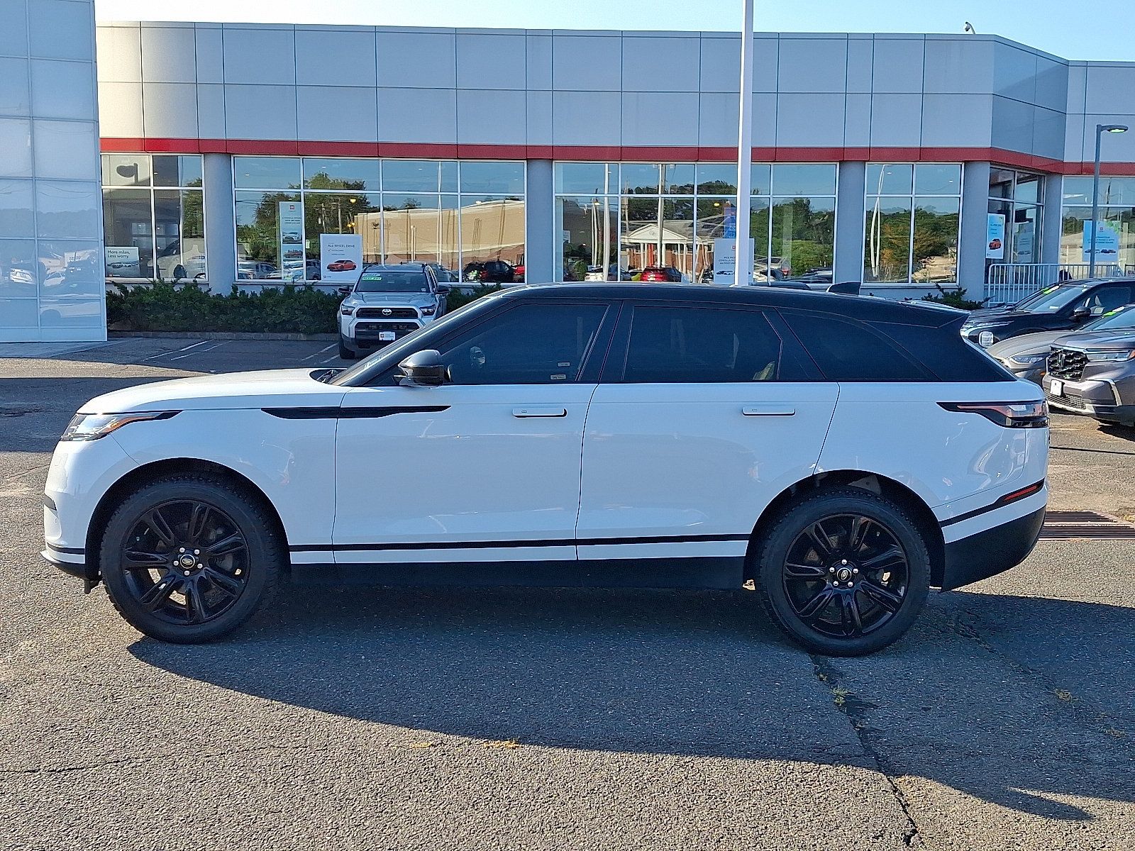 Used 2020 Land Rover Range Rover Velar S AWD/4WD image 4