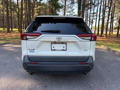 Used 2022 Toyota RAV4 XLE Premium FWD image 5