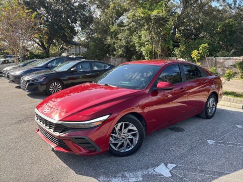 Used 2024 Hyundai Elantra SEL image 2