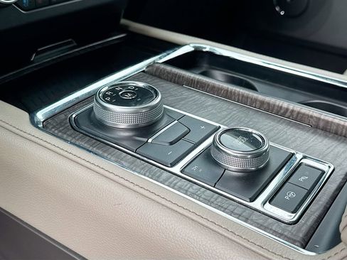 Used 2018 Ford Expedition Limited w/ Equipment Group 301A AWD/4WD image 13