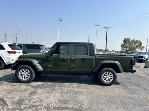 Used 2023 Jeep Gladiator Sport AWD/4WD image 2