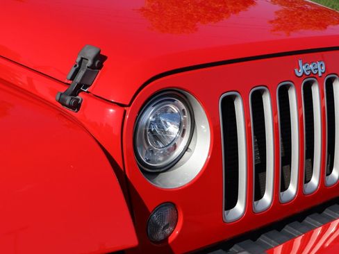 Used 2017 Jeep Wrangler Unlimited Sahara w/ Connectivity Group AWD/4WD image 6