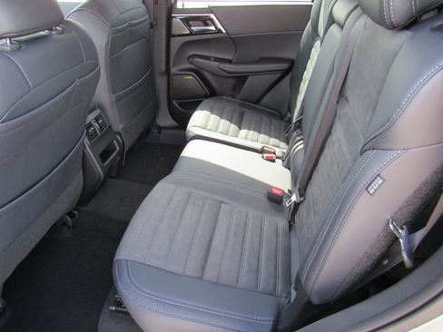 New 2025 Mitsubishi Outlander SE image 9