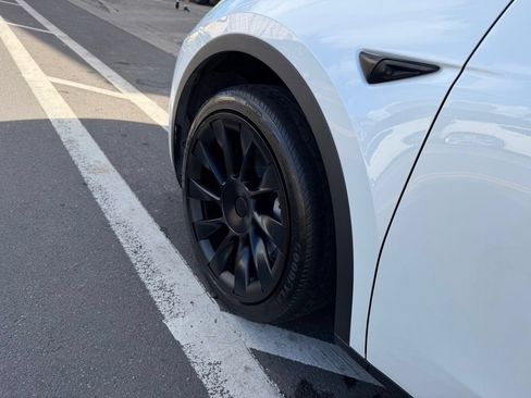 Used 2023 Tesla Model Y Long Range AWD/4WD image 12