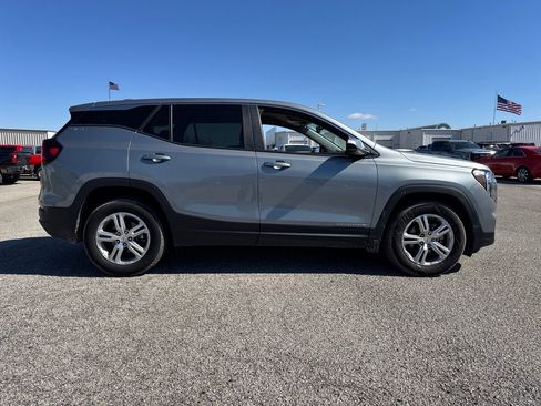 Used 2024 GMC Terrain SLE image 8