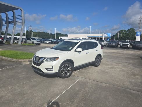 Used 2017 Nissan Rogue SL w/ SL Premium Package FWD image 2
