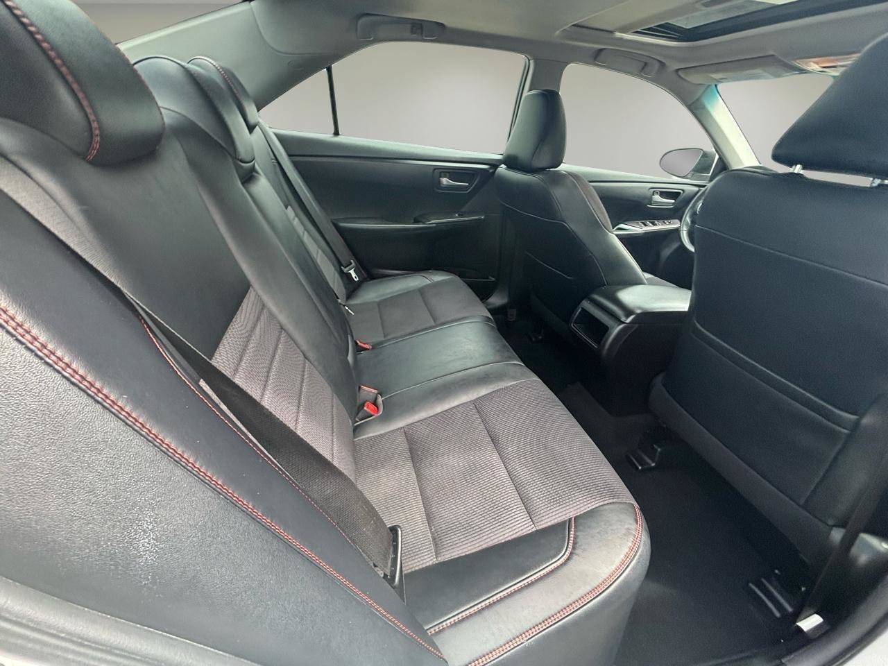 Used 2016 Toyota Camry SE w/ Moonroof Package FWD image 18