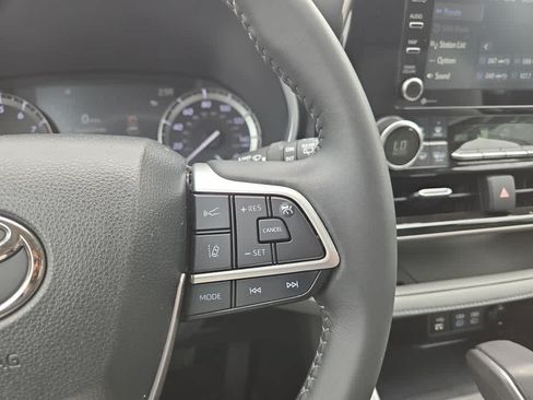 Used 2022 Toyota Highlander XLE AWD/4WD image 23