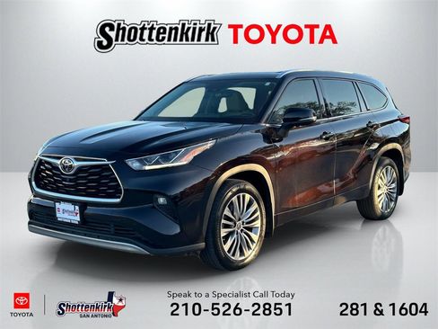 Certified 2022 Toyota Highlander Platinum image 1