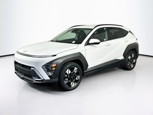Used 2025 Hyundai Kona SEL FWD image 3