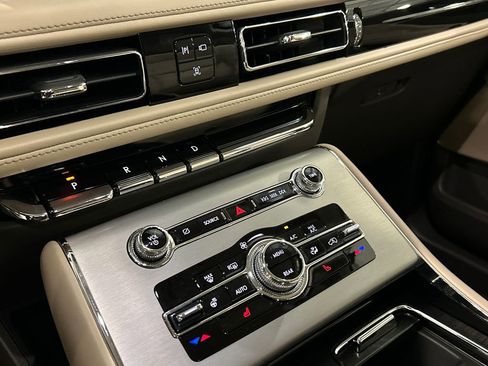 Used 2024 Lincoln Aviator AWD w/ Premium Package image 17