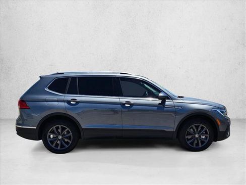 Used 2023 Volkswagen Tiguan SE w/ Panoramic Sunroof Package FWD image 4