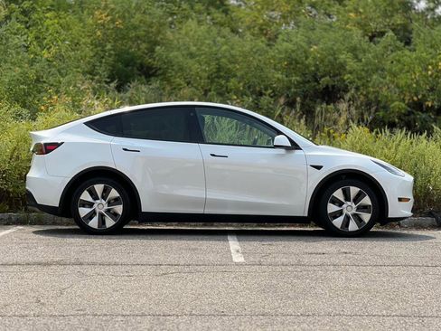 Used 2022 Tesla Model Y Long Range image 12