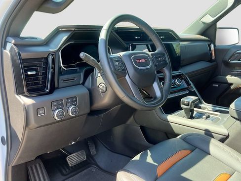 Used 2024 GMC Sierra 1500 AT4 w/ AT4 Premium Package AWD/4WD image 9